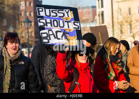 Env. 1500 personnes ont participé, un quartier animé de la marche des femmes à Bristol en réponse à l'investiture du président américain Donald Trump. Les manifestants ont affirmé qu'ils voulaient montrer leur solidarité avec la marche des femmes à Washington et de célébrer la diversité. Bristol, Royaume-Uni. 21 janvier 2017. Credit : Redorbital Photography/Alamy Live News Banque D'Images