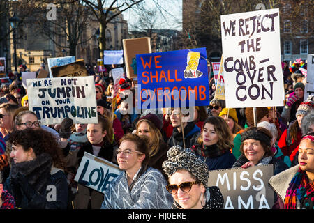 Env. 1500 personnes ont participé, un quartier animé de la marche des femmes à Bristol en réponse à l'investiture du président américain Donald Trump. Les manifestants ont affirmé qu'ils voulaient montrer leur solidarité avec la marche des femmes à Washington et de célébrer la diversité. Bristol, Royaume-Uni. 21 janvier 2017. Credit : Redorbital Photography/Alamy Live News Banque D'Images