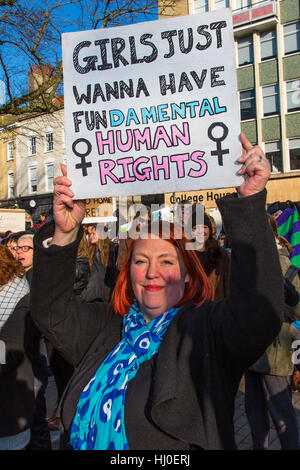 Env. 1500 personnes ont participé, un quartier animé de la marche des femmes à Bristol en réponse à l'investiture du président américain Donald Trump. Les manifestants ont affirmé qu'ils voulaient montrer leur solidarité avec la marche des femmes à Washington et de célébrer la diversité. Bristol, Royaume-Uni. 21 janvier 2017. Credit : Redorbital Photography/Alamy Live News Banque D'Images