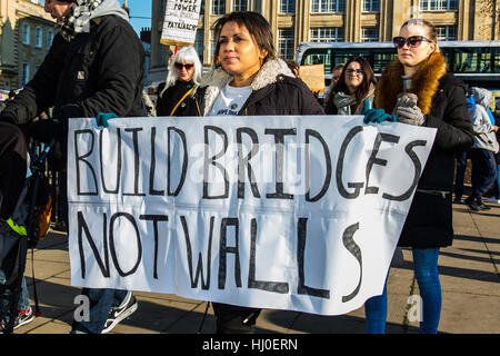 Env. 1500 personnes ont participé, un quartier animé de la marche des femmes à Bristol en réponse à l'investiture du président américain Donald Trump. Les manifestants ont affirmé qu'ils voulaient montrer leur solidarité avec la marche des femmes à Washington et de célébrer la diversité. Bristol, Royaume-Uni. 21 janvier 2017. Credit : Redorbital Photography/Alamy Live News Banque D'Images