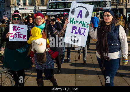 Env. 1500 personnes ont participé, un quartier animé de la marche des femmes à Bristol en réponse à l'investiture du président américain Donald Trump. Les manifestants ont affirmé qu'ils voulaient montrer leur solidarité avec la marche des femmes à Washington et de célébrer la diversité. Bristol, Royaume-Uni. 21 janvier 2017. Credit : Redorbital Photography/Alamy Live News Banque D'Images