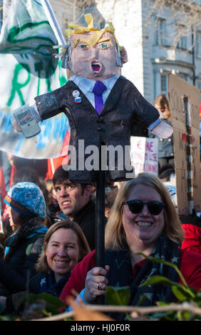 Londres, ANGLETERRE - 21 janvier : Des manifestants prendre part à la Marche des femmes le 21 janvier 2017 à Londres, en Angleterre. La Marche des femmes est née à Washington DC, mais bientôt d'être une marche mondiale, appelant tous les citoyens concernés à défendre l'égalité, la diversité et l'inclusion et pour les droits des femmes à être reconnue dans le monde comme l'homme. Marches mondiaux sont actuellement en cours, le même jour, à travers les sept continents. Michael Tubi / Alamy live News Banque D'Images