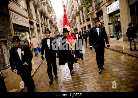 Barcelone, Catalogne, Espagne. 21 Jan, 2017. À BARCELONE Des hommes habillés en costumes traditionnels à pied par la rue pendant la procession Tres Tombs honorer saint Antoine, saint patron de la guilde des charretiers et cochers. Crédit : Jordi Boixareu/ZUMA/Alamy Fil Live News Banque D'Images