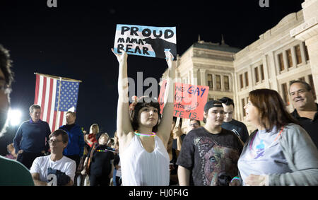 Austin, USA. 21 Jan, 2017. Austin, Texas USA 20 janvier 2017 : Eloise Pluies de Dallas protestations comme des milliers de Texans LGBTQ rassemblement à la Texas Capitol qui protestent contre l'inauguration de l'atout de Donald comme 45e président des États-Unis. L'événement, l'un des nombreux au Texas Vendredi, en miroir des dizaines dans tout le pays avec aucune arrestation n'a rapporté. Credit : Bob Daemmrich/Alamy Live News Banque D'Images
