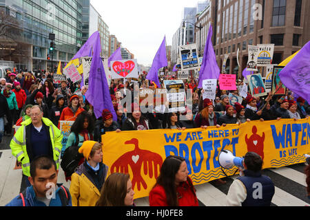 Washington, DC, États-Unis. 20 janvier 2017. Manifestations le jour de l'inauguration. Les gens au Festival de la résistance marchent le long de Massachusetts Avenue. 20 janvier 2017. Banque D'Images