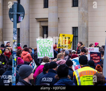 Berlin, Allemagne, le 21 janvier 2017. Les femmes, hommes et enfants se sont réunis à la Pariser Platz devant l'ambassade des États-Unis aujourd'hui pour protester contre le nouveau Président, Donald Trump. Les manifestations à Londres, Berlin, Oslo, Toronto et autres villes à travers le monde, s'exprimer la crainte que l'atout de Donald est un danger pour les droits de l'homme et des droits civils. Eden Breitz/Alamy Live News Banque D'Images