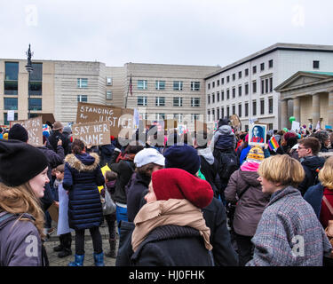 Berlin, Allemagne, le 21 janvier 2017. Les femmes, hommes et enfants se sont réunis à la Pariser Platz devant l'ambassade des États-Unis aujourd'hui pour protester contre le nouveau Président, Donald Trump. Les manifestations à Londres, Berlin, Oslo, Toronto et autres villes à travers le monde, s'exprimer la crainte que l'atout de Donald est un danger pour les droits de l'homme et des droits civils. Eden Breitz/Alamy Live News Banque D'Images