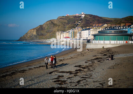 Pays de Galles Aberystwyth UK, samedi 21 janvier 2017 UK weather : Après une nuit très froide, avec des températures bien en dessous de zéro, jouissent d'une belle journée de soleil sur la plage à Aberystwyth, sur la côte ouest de la Baie de Cardigan au Pays de Galles photo Keith Morris / Alamy Live News Banque D'Images