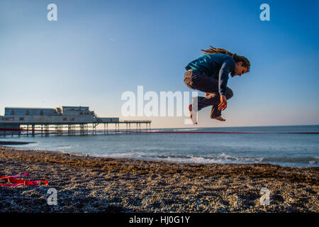 Pays de Galles Aberystwyth UK, samedi 21 janvier 2017 UK weather : Après une nuit très froide, avec des températures bien en dessous de zéro, ROBIN KIBBLE bénéficie d'un beau jour de soleil pratiquer sa 'slackline compétences' sur la plage à Aberystwyth, sur la côte ouest de la Baie de Cardigan au Pays de Galles photo Keith Morris / Alamy Live News Banque D'Images