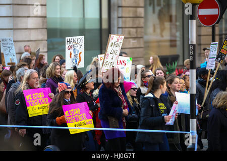 L'ambassade des États-Unis, 24 Grosvenor Square, London, UK. 21 Jan 2017 - Des milliers de personnes participent de la Marche des femmes à Londres et un rassemblement à Trafalgar Square pour la protection des droits fondamentaux des femmes et pour la sauvegarde des libertés menacées par les récents événements politiques. Des rassemblements dans plus de 30 pays dans le monde ont lieu à la suite de l'investiture du président américain Donald J. Trump à Washington, D.C. : Crédit Dinendra Haria/Alamy Live News Crédit : Dinendra Haria/Alamy Live News Banque D'Images