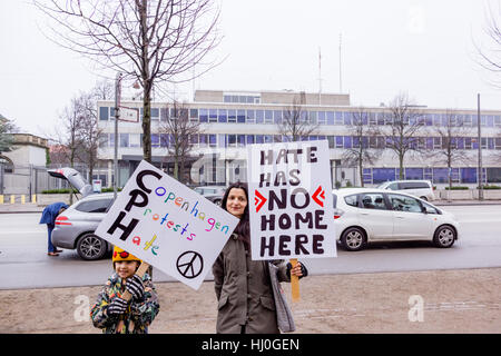 Marche mondiale des femmes avec des pancartes devant l'ambassade des Etats-Unis à Copenhague contre Donald Trump, le 21 janvier 2017, Banque D'Images