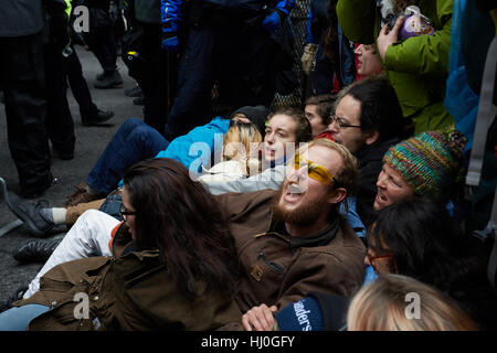 Washington DC, USA. 20 avril 2017. Les manifestants de l'investiture présidentielle à Washington DC. Miki Joven/Alamy Live News Banque D'Images