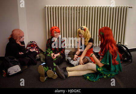 Berlin, Allemagne. 21 Jan, 2017. Les cosplayeurs s'asseoir sur le sol à l'JapanFestival à l'Urania, à Berlin, Allemagne, 21 janvier 2017. Photo : Gregor Fischer/dpa/Alamy Live News Banque D'Images