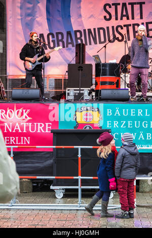Berlin, Allemagne, du 21 janvier 2017. La scène Rock de la nature est mis en place à la porte de Brandebourg, le concert fait partie d'une manifestation qui s'oppose à l'ingénierie génétique dans les plantes et est portée à Berlin par le Generatorgemeinschaft Bäuerlichen Schwäbisch Hall (BESH). Eden Breitz/Alamy Live News Banque D'Images