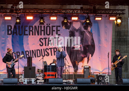 Berlin, Allemagne, du 21 janvier 2017. La scène Rock de la nature est mis en place à la porte de Brandebourg, le concert fait partie d'une manifestation qui s'oppose à l'ingénierie génétique dans les plantes et est portée à Berlin par le Generatorgemeinschaft Bäuerlichen Schwäbisch Hall (BESH). Eden Breitz/Alamy Live News Banque D'Images