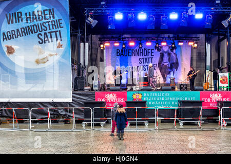 Berlin, Allemagne, du 21 janvier 2017. La scène Rock de la nature est mis en place à la porte de Brandebourg, le concert fait partie d'une manifestation qui s'oppose à l'ingénierie génétique dans les plantes et est portée à Berlin par le Generatorgemeinschaft Bäuerlichen Schwäbisch Hall (BESH). Eden Breitz/Alamy Live News Banque D'Images