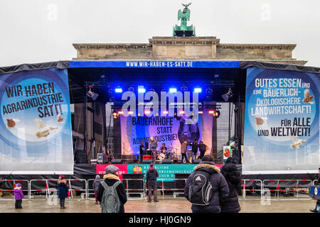Berlin, Allemagne, du 21 janvier 2017. La scène Rock de la nature est mis en place à la porte de Brandebourg, le concert fait partie d'une manifestation qui s'oppose à l'ingénierie génétique dans les plantes et est portée à Berlin par le Generatorgemeinschaft Bäuerlichen Schwäbisch Hall (BESH). Eden Breitz/Alamy Live News Banque D'Images
