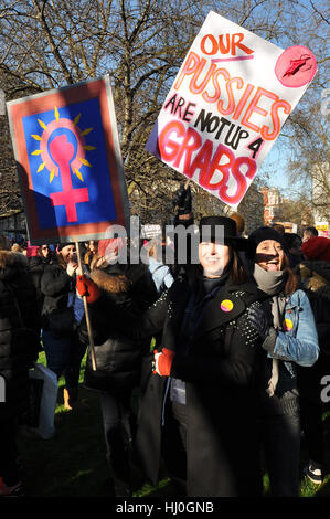 Donald Trump de protestation. Une marche des femmes à Londres se sont réunis devant l'ambassade américaine avant de se rendre à un rassemblement à Trafalgar Square Banque D'Images