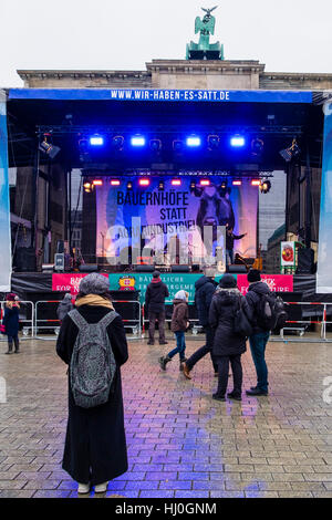 Berlin, Allemagne, du 21 janvier 2017. La scène Rock de la nature est mis en place à la porte de Brandebourg, le concert fait partie d'une manifestation qui s'oppose à l'ingénierie génétique dans les plantes et est portée à Berlin par le Generatorgemeinschaft Bäuerlichen Schwäbisch Hall (BESH). Eden Breitz/Alamy Live News Banque D'Images