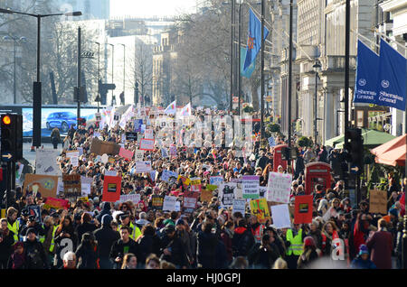 À Londres une marche des femmes contre l'atout de Donald se sont réunis devant l'ambassade américaine avant de se rendre à un rassemblement à Trafalgar Square. Banque D'Images