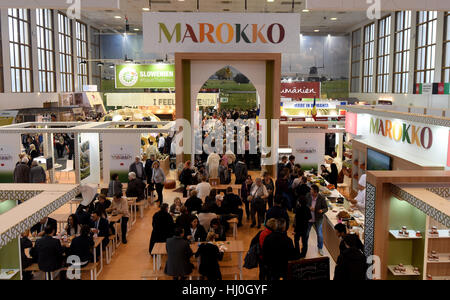 Berlin, Allemagne. 21 Jan, 2017. Les visiteurs du stand du Maroc à la Semaine verte à Berlin, Allemagne, 21 janvier 2017. Photo : Rainer Jensen/dpa/Alamy Live News Banque D'Images