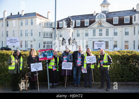 Windsor, Royaume-Uni. 21 janvier, 2017. Des militants du Parti du travail en dehors de la campagne de l'hôpital King Edward VII à Windsor pour l'utilisation des fonds pour le NHS. Ils participaient à un événement national appelé Mars pour nos routes. Credit : Mark Kerrison/Alamy Live News Banque D'Images