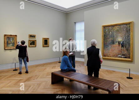 Potsdam, Allemagne. 21 Jan, 2017. Les visiteurs regarder la peinture 'La chasse' (r) par Claude Monet au Musée Barberini à Potsdam, Allemagne, 21 janvier 2017. Plus de 1 500 personnes ont visité le nouveau musée Barberini de Hasso Plattner mécène dans le centre historique de Potsdam le samedi. 90 œuvres, dont 41 de Claude Moneet ainsi que Pierre-Auguste Renoir et Alfred Sisley peut être vu à l'exposition 'Klassiker der Moderne'. Photo : Bernd Settnik/dpa-Zentralbild/dpa/Alamy Live News Banque D'Images