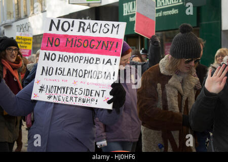 Cardiff, Pays de Galles. 21 Jan, 2017. Les protestataires prennent part à la Marche des femmes sur la rue Queen, dans le cadre d'un mouvement contre l'atout de Donald. Credit : Aimee Herd/Alamy Live News Banque D'Images