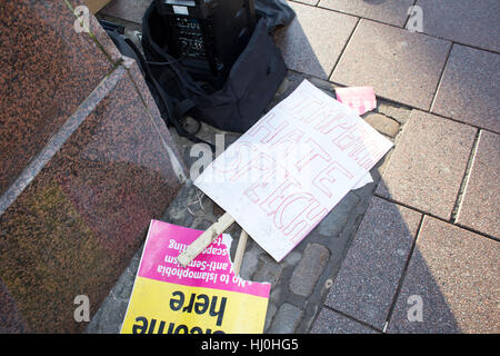 Cardiff, Pays de Galles. 21 Jan, 2017. Les protestataires prennent part à la Marche des femmes sur la rue Queen, dans le cadre d'un mouvement contre l'atout de Donald. Credit : Aimee Herd/Alamy Live News Banque D'Images