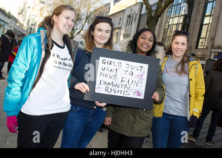 Cardiff, Pays de Galles. 21 Jan, 2017. Les protestataires prennent part à la Marche des femmes sur la rue Queen, dans le cadre d'un mouvement contre l'atout de Donald. Credit : Aimee Herd/Alamy Live News Banque D'Images