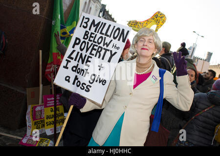 Cardiff, Pays de Galles. 21 Jan, 2017. Les protestataires prennent part à la Marche des femmes sur la rue Queen, dans le cadre d'un mouvement contre l'atout de Donald. Credit : Aimee Herd/Alamy Live News Banque D'Images