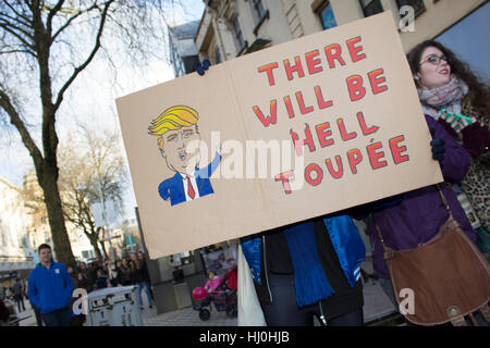 Cardiff, Pays de Galles. 21 Jan, 2017. Les protestataires prennent part à la Marche des femmes sur la rue Queen, dans le cadre d'un mouvement contre l'atout de Donald. Credit : Aimee Herd/Alamy Live News Banque D'Images