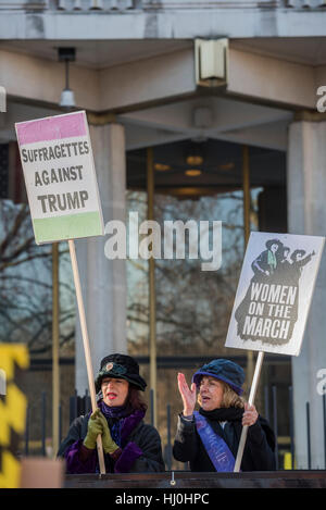 Londres, Royaume-Uni. 21 janvier, 2017. Devant l'ambassade des États-Unis - La Marche des femmes sur Londres - un mouvement de la base des femmes a organisé des marches à travers le monde d'affirmer le "les valeurs positives que la politique de la peur nie' le premier jour de la présidence de Donald Trump. Leurs partisans sont : Amnesty International, Greenpeace, ActionAid UK, Oxfam GB, Le Parti Vert, la fierté de Londres, Unite the Union, NUS, 50:50 Parlement européen, Coalition contre la guerre, le CND. Crédit : Guy Bell/Alamy Live News Banque D'Images