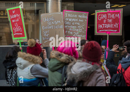 Londres, Royaume-Uni. 21 janvier, 2017. Marche des femmes à Londres - un mouvement de la base des femmes a organisé des marches à travers le monde d'affirmer le "les valeurs positives que la politique de la peur nie' le premier jour de la présidence de Donald Trump. Leurs partisans sont : Amnesty International, Greenpeace, ActionAid UK, Oxfam GB, Le Parti Vert, la fierté de Londres, Unite the Union, NUS, 50:50 Parlement européen, Coalition contre la guerre, le CND. Crédit : Guy Bell/Alamy Live News Banque D'Images