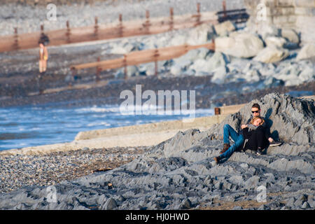 Pays de Galles Aberystwyth UK, samedi 21 janvier 2017 UK weather : Après une nuit très froide, avec des températures bien en dessous de zéro, jouissent d'une belle journée de soleil sur la plage à Aberystwyth, sur la côte ouest de la Baie de Cardigan au Pays de Galles photo Keith Morris / Alamy Live News Banque D'Images