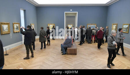 Potsdam, Allemagne. 21 Jan, 2017. Les visiteurs regarder l'exposition au Musée Barberini à Potsdam, Allemagne, 21 janvier 2017. Plus de 1 500 personnes ont visité le nouveau musée Barberini de Hasso Plattner mécène dans le centre historique de Potsdam le samedi. 90 œuvres, dont 41 de Claude Moneet ainsi que Pierre-Auguste Renoir et Alfred Sisley peut être vu à l'exposition 'Klassiker der Moderne'. Photo : Bernd Settnik/dpa-Zentralbild/dpa/Alamy Live News Banque D'Images