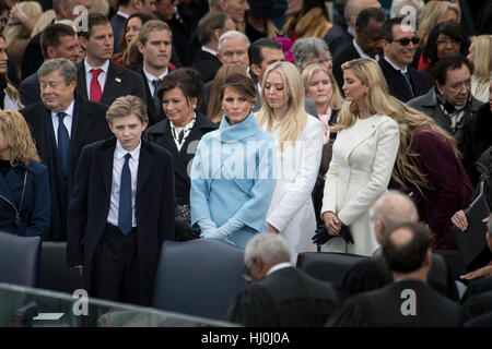 Washington, USA. 20 Jan, 2017. Les membres de la famille Trump pour attendre l'arrivée de président élu Donald Trump. Ils sont (de gauche à droite) fils Baron Trump, épouse Melania Trump et filles Tiffany et Ivanka Trump lors de la cérémonie d'inauguration à le Capitole à Washington, DC, États-Unis, le 20 janvier, 2017. Donald Trump a prêté serment le vendredi comme le 45e président des États-Unis. Crédit : charlie archambault/Alamy Live News Banque D'Images