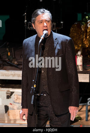 L'Germann bande 'Einstuerzende Neubauten Blixa Bargeld' avec la chanteuse jouant dans la grande galerie du concert Elbphilharmonie chambre à Hambourg, Allemagne, 21 janvier 2017. Photo : Christian Charisius/dpa Banque D'Images