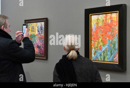 Potsdam, Allemagne. 21 Jan, 2017. Visiteurs regarde le chwertlilien "peinture" par Emil Nolde (r) au Musée Barberini à Potsdam, Allemagne, 21 janvier 2017. Plus de 1 500 personnes ont visité le nouveau musée Barberini de Hasso Plattner mécène dans le centre historique de Potsdam le samedi. 90 œuvres, dont 41 de Claude Moneet ainsi que Pierre-Auguste Renoir et Alfred Sisley peut être vu à l'exposition 'Klassiker der Moderne'. Photo : Bernd Settnik/dpa-Zentralbild/dpa/Alamy Live News Banque D'Images