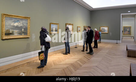 Potsdam, Allemagne. 21 Jan, 2017. Les visiteurs regarder l'exposition au Musée Barberini à Potsdam, Allemagne, 21 janvier 2017. Plus de 1 500 personnes ont visité le nouveau musée Barberini de Hasso Plattner mécène dans le centre historique de Potsdam le samedi. 90 œuvres, dont 41 de Claude Moneet ainsi que Pierre-Auguste Renoir et Alfred Sisley peut être vu à l'exposition 'Klassiker der Moderne'. Photo : Bernd Settnik/dpa-Zentralbild/dpa/Alamy Live News Banque D'Images