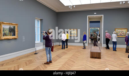 Potsdam, Allemagne. 21 Jan, 2017. Les visiteurs regarder l'exposition au Musée Barberini à Potsdam, Allemagne, 21 janvier 2017. Plus de 1 500 personnes ont visité le nouveau musée Barberini de Hasso Plattner mécène dans le centre historique de Potsdam le samedi. 90 œuvres, dont 41 de Claude Moneet ainsi que Pierre-Auguste Renoir et Alfred Sisley peut être vu à l'exposition 'Klassiker der Moderne'. Photo : Bernd Settnik/dpa-Zentralbild/dpa/Alamy Live News Banque D'Images