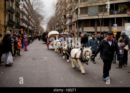 Barcelone, Espagne. 21 Jan, 2017. 21 janvier, 2017 - Barcelone, Catalogne, Espagne - un chariot tiré par des poneys va par les rues de Barcelone lors de la cavalcade de Els Tres Tombs. La tres Tombs Cavalcade est organisée en l'honneur de Saint Antoine, patron des animaux. Crédit : Jordi Boixareu/Alamy Live News Banque D'Images