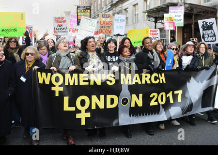 Londres, Royaume-Uni. 21 Jan, 2017. Des milliers de manifestants ont pris part à la Marche des femmes dans le centre de Londres pour s'opposer à l'atout de Donald. La marche a commencé à l'ambassade américaine de Grosvenor Square et fini avec un grand rassemblement à Trafalgar Square. Credit : Jacob/Sacks-Jones Alamy Live News. Banque D'Images