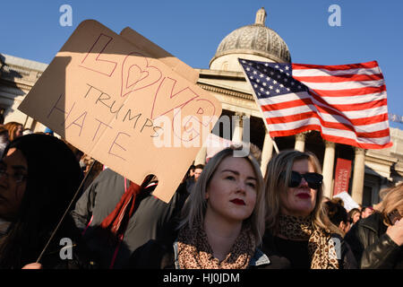 Londres, Royaume-Uni. 21 Jan, 2017. Les manifestants à la Marche des femmes pour s'opposer à l'atout de Donald se sont rassemblés à Trafalgar Square après la marche pour un grand rassemblement. La marche a débuté à l'ambassade des États-Unis à Grosvenor Square. Credit : Jacob/Sacks-Jones Alamy Live News. Banque D'Images