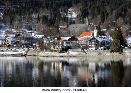 Garmisch-Partenkirchen, Bavière, Allemagne. 21 janvier, 2017.La ville de Walchensee en Bavière dans un soleil radieux cet après-midi. Credit : reallifephotos/Alamy Live News Banque D'Images