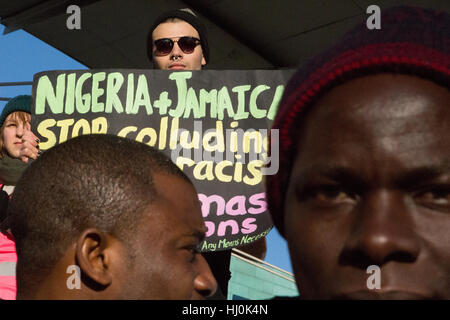 London UK 21e Jan 2017 manifestants realiser des pancartes contre l'thtough Aysenoides mars goverments déportation massive des vols charter vers le Nigeria, Chana et la Jamaïque. Credit : Thabo Jaiyesimi/Alamy Live News Banque D'Images