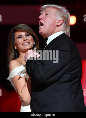 Washington DC, USA. Le 20 janvier, 2017. Le président Donald Trump pour chanter 'My Way' danse avec la Première Dame Mélanie Trump tout en assistant à la liberté première balle au Walter E. Washington Convention Center le 20 janvier 2017 à Washington, DC Trump va à trois boules inaugurale. Photo par Kevin Dietsch/UPI /CNP/MediaPunch MediaPunch Crédit : Inc/Alamy Live News Banque D'Images