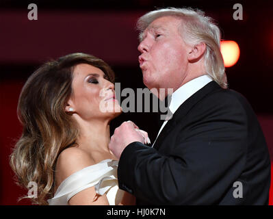 Washington DC, USA. Le 20 janvier, 2017. Le président Donald Trump pour chanter 'My Way' danse avec la Première Dame Mélanie Trump tout en assistant à la liberté première balle au Walter E. Washington Convention Center le 20 janvier 2017 à Washington, DC Trump va à trois boules inaugurale. Photo par Kevin Dietsch/UPI /CNP/MediaPunch MediaPunch Crédit : Inc/Alamy Live News Banque D'Images