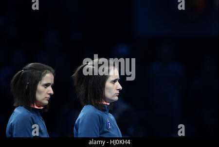 Paris, France. 21 Jan, 2017. Arbitres Julie et Charlotte Bonaventura vu avant le dernier match entre la Russie et la Slovénie au Championnat du Monde de Handball à Paris, France, 21 janvier 2017. Photo : Marijan Murat/dpa/Alamy Live News Banque D'Images