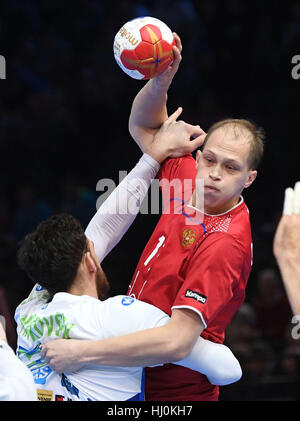 Paris, France. 21 Jan, 2017. La Slovénie Borut Mackovsek (l) essaie de se défendre contre un lancer à partir de la Russie dans la finale Alexsandr Dereven match entre la Russie et la Slovénie au Championnat du Monde de Handball à Paris, France, 21 janvier 2017. Photo : Marijan Murat/dpa/Alamy Live News Banque D'Images